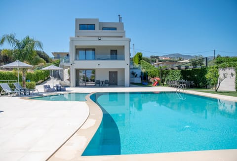 Property building, Day, Pool view, Swimming pool, sunbed