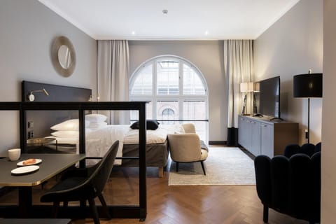Bed, TV and multimedia, Living room, Photo of the whole room, Seating area, Dining area, Bedroom