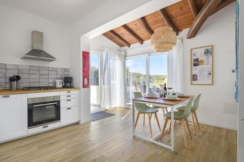 Coffee/tea facilities, Dining area, heating, microwave, oven, stove, toaster, air conditioner