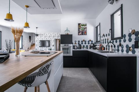 Maison contemporaine - grand jardin et piscine privée House in L'Isle-sur-la-Sorgue