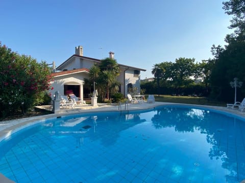 Property building, Day, Pool view, Swimming pool, sunbed