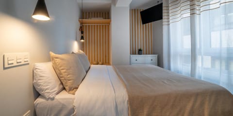 Bed, TV and multimedia, Photo of the whole room, Bedroom