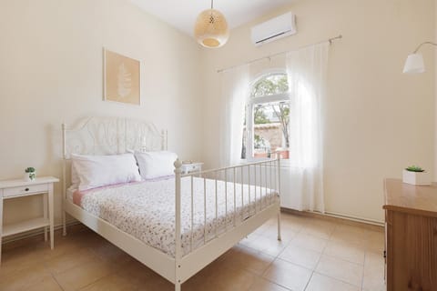 Bed, Bedroom, air conditioner