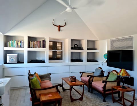 TV and multimedia, Living room, Seating area, Swimming pool