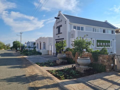 Property building, Day, Neighbourhood, Street view, Swimming pool