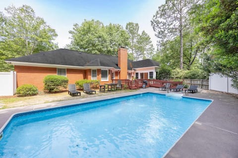 Market District Pool House House in Statesboro