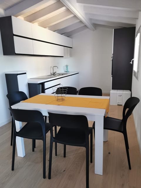 Kitchen or kitchenette, Dining area, Communal kitchen