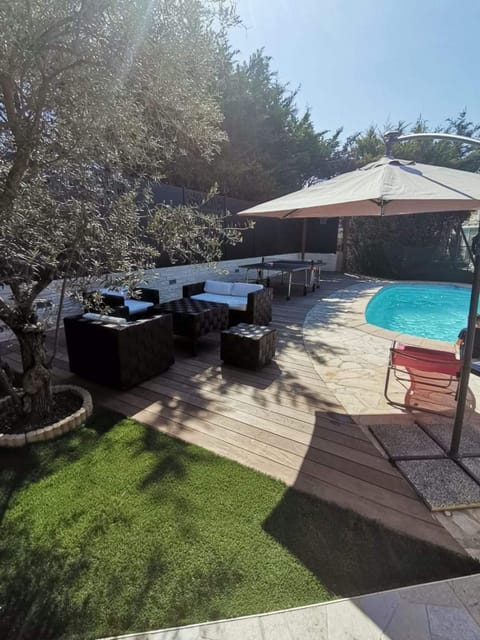Villa Jasmin, bas de villa, à 10 min de Cannes, piscine privée House in Cannes