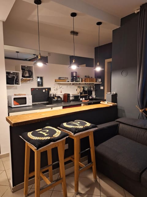 Kitchen or kitchenette, Living room, Seating area, Dining area, minibar, oven, stove