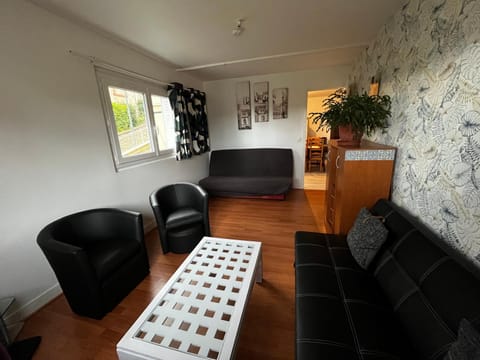 Logement sous maison habitée en face de la foret petite cour House in Bagnoles de l'Orne Normandie