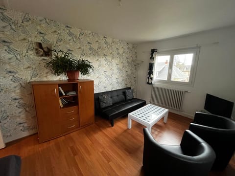 Logement sous maison habitée en face de la foret petite cour House in Bagnoles de l'Orne Normandie