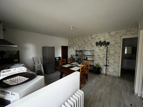 Logement sous maison habitée en face de la foret petite cour House in Bagnoles de l'Orne Normandie