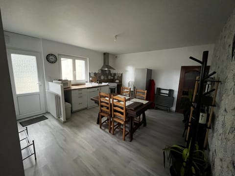 Logement sous maison habitée en face de la foret petite cour House in Bagnoles de l'Orne Normandie