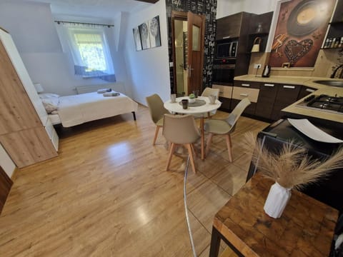 Bed, Kitchen or kitchenette, Dining area