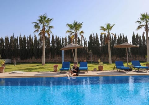 People, Garden, Garden view, Pool view, Swimming pool, Swimming pool, group of guests, sunbed