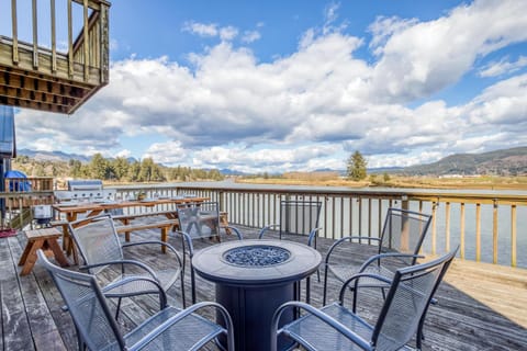 Coastal River Haven - Meredith Lodging House in Nehalem