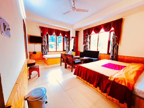 Bed, Photo of the whole room, Seating area, fireplace