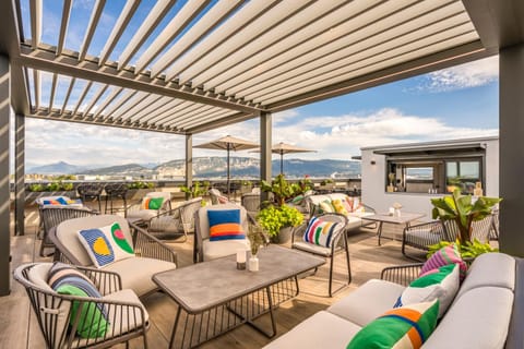 Patio, Restaurant/places to eat, Natural landscape, View (from property/room), Lounge or bar, Mountain view