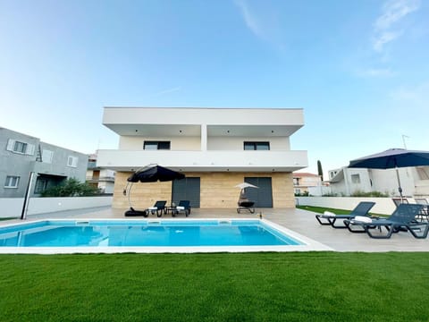 Balcony/Terrace, Swimming pool, sunbed