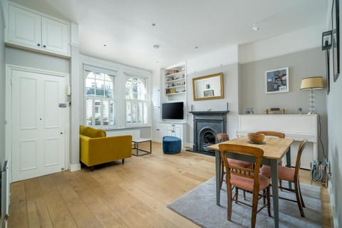 TV and multimedia, Living room, Seating area, Dining area