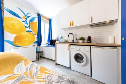 Kitchen or kitchenette, Photo of the whole room, Seating area, washing machine