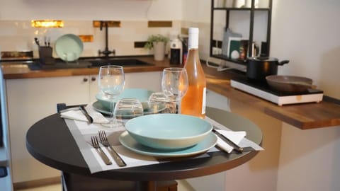 Kitchen or kitchenette, Food and drinks, Dining area, Food