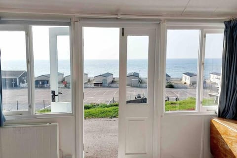 Sea Forever - Beautiful Chalet which Overlooks the Sea! Amazing Views,Lovely Interior and Set Within the Best Part of Lyme with Beaches, Restaurants and Harbour all on your Doorstep! Rated Highly House in Lyme Regis