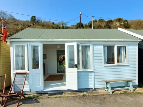 Sea Forever - Beautiful Chalet which Overlooks the Sea! Amazing Views,Lovely Interior and Set Within the Best Part of Lyme with Beaches, Restaurants and Harbour all on your Doorstep! Rated Highly House in Lyme Regis