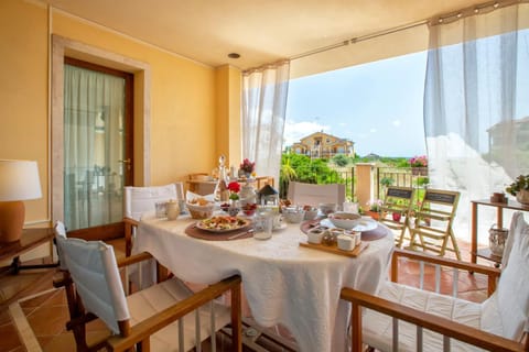 Patio, Day, View (from property/room), Balcony/Terrace, Food and drinks, Seating area, Dining area, Food, Breakfast, Continental breakfast, Drinks