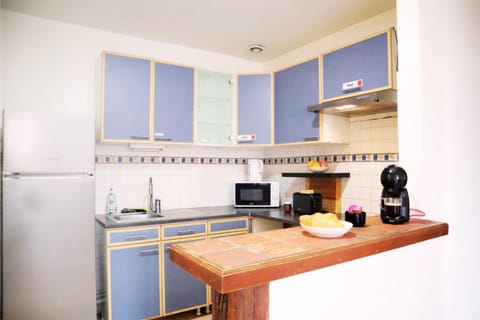 Kitchen or kitchenette, minibar, oven, stove, toaster