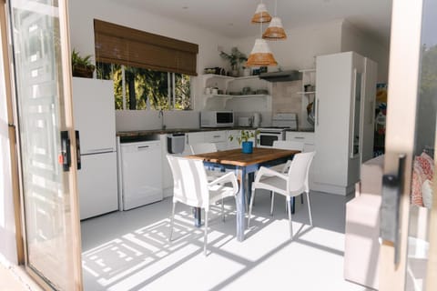 Kitchen or kitchenette, Dining area, dishwasher, minibar, pet friendly, stove