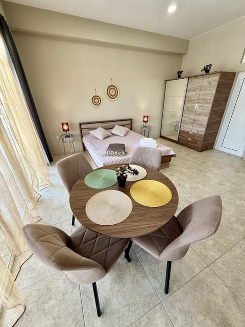 Bed, Living room, Photo of the whole room, Seating area, Dining area, Bedroom