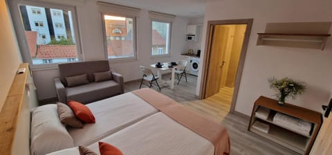 Bed, Kitchen or kitchenette, Photo of the whole room, Decorative detail, Seating area, Dining area, Bedroom