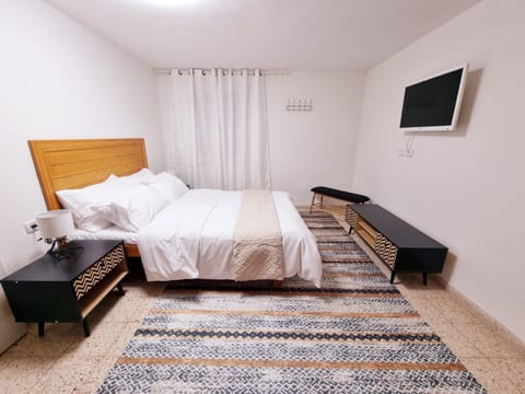 Bed, TV and multimedia, Bedroom