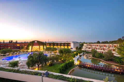 Property building, Restaurant/places to eat, Pool view, Swimming pool