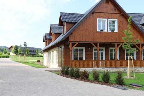 Property building, Spring, Day, Neighbourhood, Natural landscape, Garden, Garden view, Street view