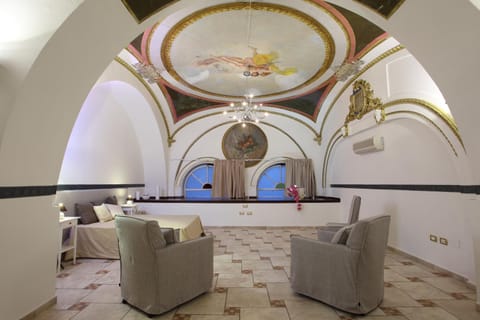 Photo of the whole room, Seating area