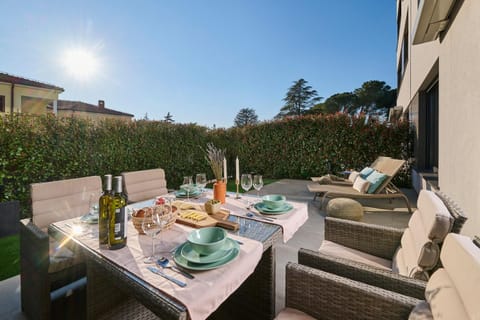 Garden, Seating area, Garden view