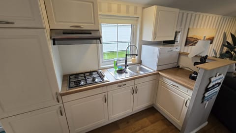 Coffee/tea facilities, Kitchen or kitchenette, Dining area, dishwasher, stove, toaster