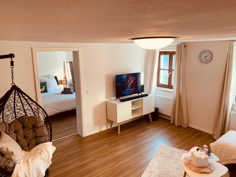 Bed, TV and multimedia, Living room, Photo of the whole room, Seating area