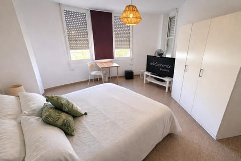 Bed, TV and multimedia, Photo of the whole room, Seating area, Bedroom, wardrobe
