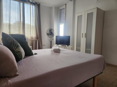 Bed, TV and multimedia, Photo of the whole room, Bedroom