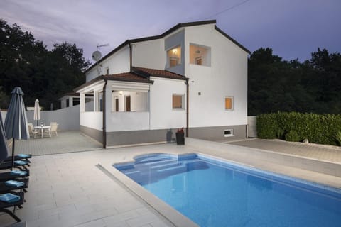 Property building, Patio, Day, Pool view, Swimming pool, sunbed