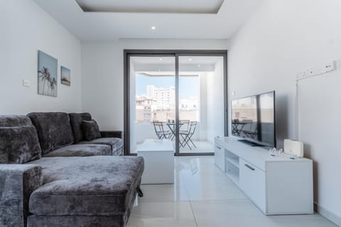 Communal lounge/ TV room, TV and multimedia, Balcony/Terrace, Living room, Seating area, Evening entertainment