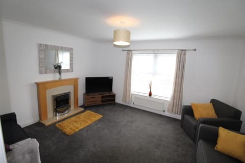 AMAZING 7 PERSON 3 BEDROOM 3 BATHROOM HOUSe Apartment in Hull