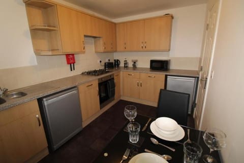 AMAZING 7 PERSON 3 BEDROOM 3 BATHROOM HOUSe Apartment in Hull