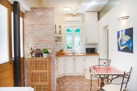 Kitchen or kitchenette, Photo of the whole room, Seating area