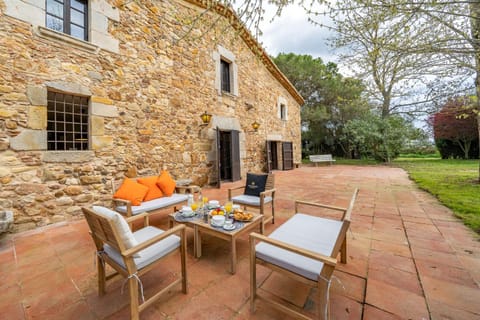 Property building, Garden, Balcony/Terrace, Seating area, Dining area, Garden view