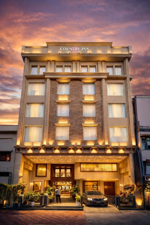 Property building, Facade/entrance, Day, City view, Location, Parking