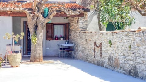 Patio, Facade/entrance